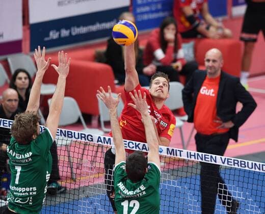 Bilder des Tages - SPORT Volleyball 1. Bundesliga Saison 2016 2017 03.12.2016 TV Rottenburg - Netzhoppers KW Sven Metzger (Mitte hinten, TV Rottenburg) 