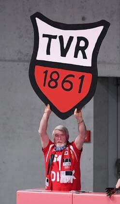 Volleyball 1. Bundesliga Saison 2016 2017 03.12.2016 TV Rottenburg - Netzhoppers KW TV R Edelfan Wolfgang Herrmann mit den Vereinswappen in der Paul Horn Arena 