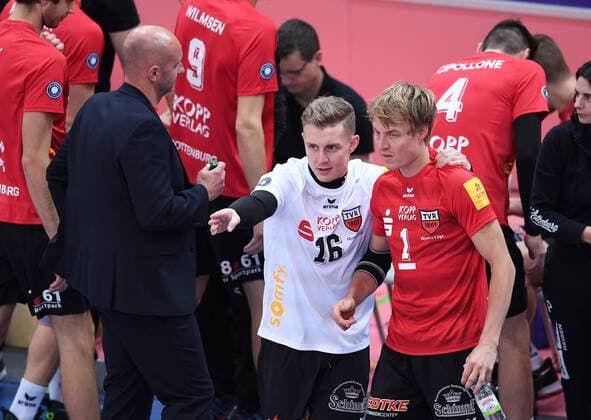 Volleyball 1. Bundesliga Saison 2016 2017 03.12.2016 TV Rottenburg - Netzhoppers KW Johannes Elsaesser (Mitte, TV Rottenburg) und Dirk Mehlberg (re, TV Rottenburg) 
