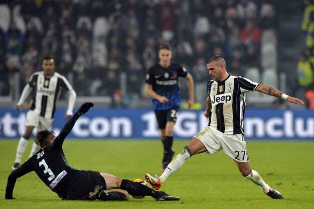 03.12.2016. Juventus Stadium, Turin, Italy. Serie A Football. Juventus versus Atlanta. Rafael Toloi and Stefano Sturaro fight for the ball xPierpaoloxPiciuccox  ActionPlus11816835