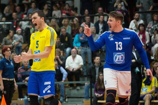 Friedrichshafen - Jubel mit David SOSSENHEIMER ( 5, FN) und Markus STEUERWALD ( 13, FN). Volleyball, TSV Herrsching (HER) - VfB Friedrichshafen (FN), Bundesliga, 7.Spieltag, Saison 2016 2017, am 03.12.2016 in Herrsching N I K O L A U S H A L L E Deutschland. x20161203_113x