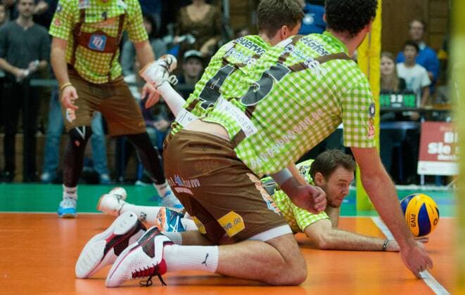 Knapp ueber der Linie, vergebliche Aktion von Roy FRIEDRICH ( 15, HER). Volleyball, TSV Herrsching (HER) - VfB Friedrichshafen (FN), Bundesliga, 7.Spieltag, Saison 2016 2017, am 03.12.2016 in Herrsching N I K O L A U S H A L L E Deutschland. x20161203_115x