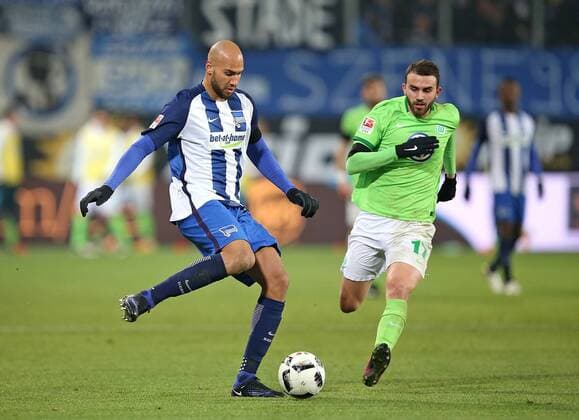 03.12.2016, Fussball 1.Bundesliga 2016 2017, 13.Spieltag, VfL Wolfsburg - Hertha BSC Berlin, in der Volkswagen Arena, Wolfsburg. v.l. John Anthony Brooks (Hertha BSC Berlin) gegen Borja Mayoral (Wolfsburg) 