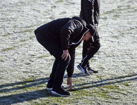 04.12.2016, xhbx, Fussball DFB Pokal Damen, 1.FFC Frankfurt - SGS Essen, emspor v.l. Manager Siegfried Dietrich (1.FFC Frankfurt), gefrorener Rasen im Brentanobadstadion Frankfurt am Main