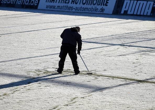 Bilder des Tages - SPORT 04.12.2016, xhbx, Fussball DFB Pokal Damen, 1.FFC Frankfurt - SGS Essen, emspor v.l. Arbeiter auf gefrorener Rasen im Brentanobadstadion Frankfurt am Main