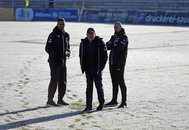 04.12.2016, xhbx, Fussball DFB Pokal Damen, 1.FFC Frankfurt - SGS Essen, emspor v.l. Manager Siegfried Dietrich (1.FFC Frankfurt), Trainer Matt Ross (1.FFC Frankfurt), gefrorener Rasen im Brentanobadstadion Frankfurt am Main