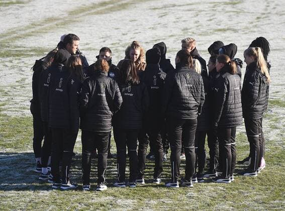 04.12.2016, xhbx, Fussball DFB Pokal Damen, 1.FFC Frankfurt - SGS Essen, emspor v.l. Spielerinnen und Trainer von SGS Essen, gefrorener Rasen im Brentanobadstadion Frankfurt am Main