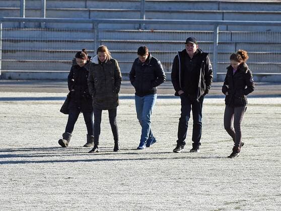04.12.2016, xhbx, Fussball DFB Pokal Damen, 1.FFC Frankfurt - SGS Essen, emspor v.l. Schiedsrichter, Manager Siegfried Dietrich (1.FFC Frankfurt), gefrorener Rasen im Brentanobadstadion Frankfurt am Main