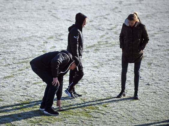 04.12.2016, xhbx, Fussball DFB Pokal Damen, 1.FFC Frankfurt - SGS Essen, emspor v.l. Manager Siegfried Dietrich (1.FFC Frankfurt), Schiedsrichterinn, gefrorener Rasen im Brentanobadstadion Frankfurt am Main
