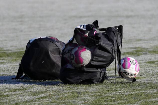 Ein Ballnetz mit Bällen der Marke Derbystar steht auf dem gefrorenen Boden, Symbolfoto, Symbolbild, Fussball, DFB-Pokal der Frauen, Achtelfinale, 1. FFC Frankfurt - SGS Essen, xozx