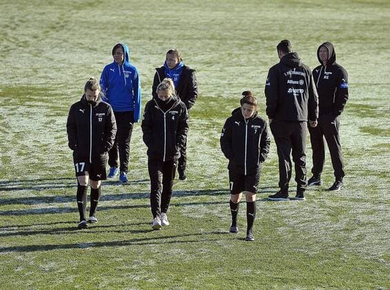 04.12.2016, xhbx, Fussball DFB Pokal Damen, 1.FFC Frankfurt - SGS Essen, emspor v.l. Spielerinnen der 1. Mannschaft vom 1.FFC Frankfurt gefrorener Rasen im Brentanobadstadion Frankfurt am Main