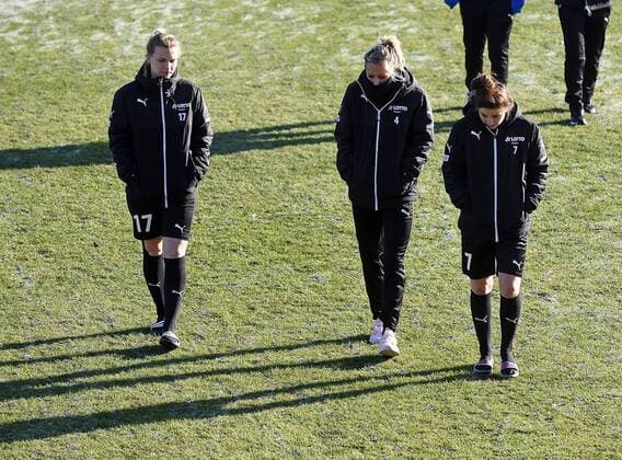 04.12.2016, xhbx, Fussball DFB Pokal Damen, 1.FFC Frankfurt - SGS Essen, emspor v.l. Nadine Anstatt (1.FFC Frankfurt), Kathrin Hendrich (1.FFC Frankfurt), Isabella Möller (1.FFC Frankfurt) gefrorener Rasen im Brentanobadstadion Frankfurt am Main