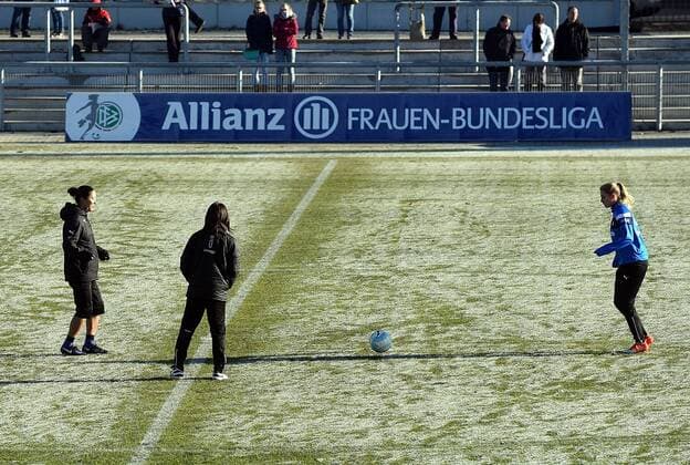 04.12.2016, xhbx, Fussball DFB Pokal Damen, 1.FFC Frankfurt - SGS Essen, emspor v.l. Spielerinnen auf gefrorener Rasen im Brentanobadstadion Frankfurt am Main