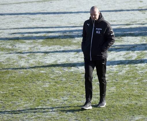 04.12.2016, xhbx, Fussball DFB Pokal Damen, 1.FFC Frankfurt - SGS Essen, emspor v.l. Trainer Matt Ross (1.FFC Frankfurt) gefrorener Rasen im Brentanobadstadion Frankfurt am Main
