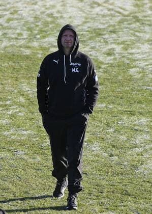 04.12.2016, xhbx, Fussball DFB Pokal Damen, 1.FFC Frankfurt - SGS Essen, emspor v.l. TW Mario Gros (1.FFC Frankfurt) gefrorener Rasen im Brentanobadstadion Frankfurt am Main