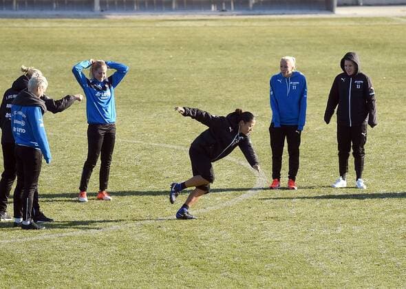 04.12.2016, xhbx, Fussball DFB Pokal Damen, 1.FFC Frankfurt - SGS Essen, emspor v.l. Yuki Nagasato (1.FFC Frankfurt) testet den gefrorener Rasen im Brentanobadstadion Frankfurt am Main