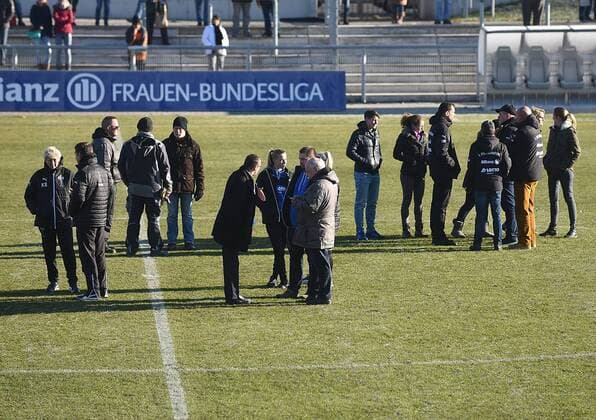 04.12.2016, xhbx, Fussball DFB Pokal Damen, 1.FFC Frankfurt - SGS Essen, emspor v.l. Manager Siegfried Dietrich (1.FFC Frankfurt), Schiedsrichter Frankfurt am Main