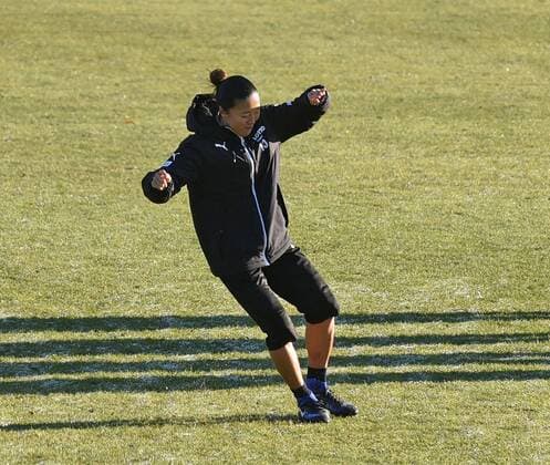 04.12.2016, xhbx, Fussball DFB Pokal Damen, 1.FFC Frankfurt - SGS Essen, emspor v.l. Yuki Nagasato (1.FFC Frankfurt) testet den gefrorener Rasen im Brentanobadstadion Frankfurt am Main