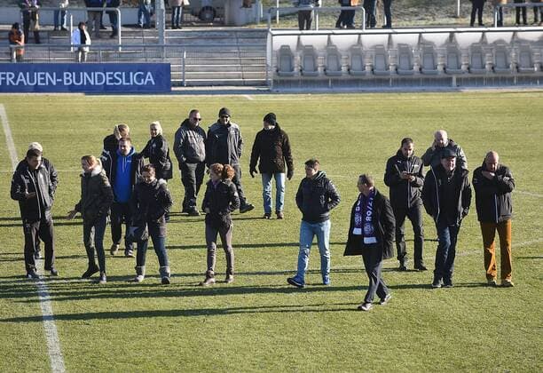 04.12.2016, xhbx, Fussball DFB Pokal Damen, 1.FFC Frankfurt - SGS Essen, emspor v.l. ffcmag, Schiedsrichter, Verantwortliche gefrorener Rasen im Brentanobadstadion Frankfurt am Main