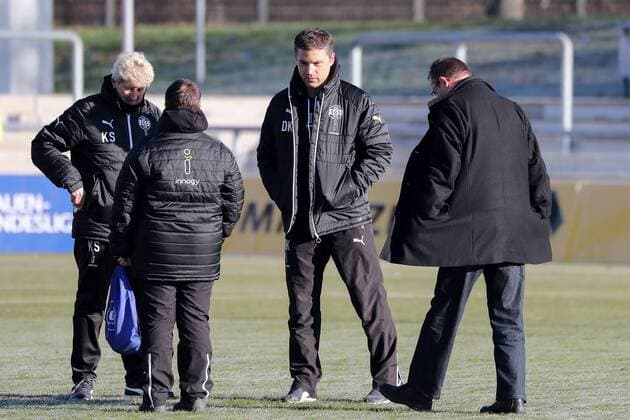 Daniel Kraus (Trainer, SGS, 2. v.r.) begutachtet den gefrorenen Rasen vor dem Spielabbruch, Platzbegehung, Fussball, DFB-Pokal der Frauen, Achtelfinale, 1. FFC Frankfurt - SGS Essen, xozx