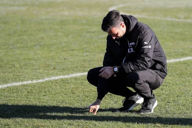 Kai Rennich (Co-Trainer, Frankfurt) überprüft den gefrorenen Rasen vor dem Spielabbruch, Platzbegehung, Fussball, DFB-Pokal der Frauen, Achtelfinale, 1. FFC Frankfurt - SGS Essen, xozx