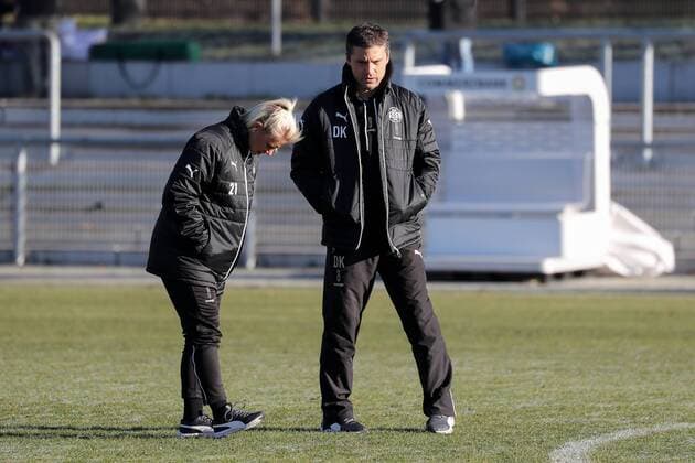 v.li.: Ina Lehmann (SGS, 21) und Daniel Kraus (Trainer, SGS) begutachten den gefrorenen Rasen vor der Spielabsage, Platzbegehung, Fussball, DFB-Pokal der Frauen, Achtelfinale, 1. FFC Frankfurt - SGS Essen, xozx
