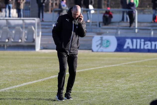 Matt Ross (Trainer, Frankfurt) begutachtet den gefrorenen Rasen vor der Spielabsage, Platzbegehung, Fussball, DFB-Pokal der Frauen, Achtelfinale, 1. FFC Frankfurt - SGS Essen, xozx