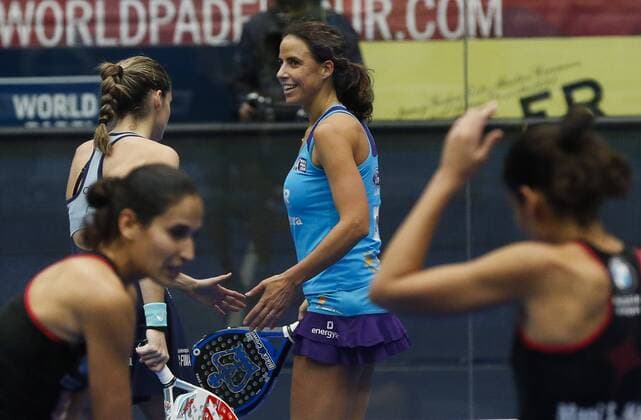 Paddle-Tennis, Turnier in San Sebastian Paddle tennis players Alejandra Salazar (L-rear) and Marta Marrero (R-rear) celebrate a point during their women s final match against Maria Jose S. Alayeto (L-front) and Maria Pilar S. Alayeto (R-front) within the Keler Euskadi Open international tournament at Illumbre bullring in San Sebastian, Basque country, northern Spain, 04 December 2016. The tournament counts towards the World Padel Tour. Keler Euskadi Open women s final match !ACHTUNG: NUR REDAKTIONELLE NUTZUNG!  20161204-636164534098447784