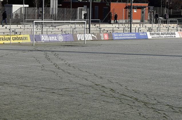04.12.2016, xhbx, Fussball DFB Pokal Damen, 1.FFC Frankfurt - SGS Essen, emspor v.l. gefrorener Rasen im Brentanobadstadion Frankfurt am Main
