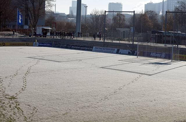 04.12.2016, xhbx, Fussball DFB Pokal Damen, 1.FFC Frankfurt - SGS Essen, emspor v.l. gefrorener Rasen im Brentanobadstadion Frankfurt am Main