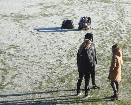 04.12.2016, xhbx, Fussball DFB Pokal Damen, 1.FFC Frankfurt - SGS Essen, emspor v.l. gefrorener Rasen im Brentanobadstadion Frankfurt am Main