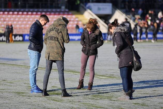 04.12.2016 xcex Deutschland, Frankfurt, Fussball, Frauenfussball DFB Pokal Achtelfinale Saison 2016 2017 1. FFC Frankfurt gegen SGS Essen Platzbegehung vor dem Spiel, Entscheidung Spielbeginn vertagt, Schneefall, Frost, Spielabsage Schiedsrichterinnen begehen den Platz, prüfen Bespielbarkeit