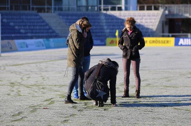 04.12.2016 xcex Deutschland, Frankfurt, Fussball, Frauenfussball DFB Pokal Achtelfinale Saison 2016 2017 1. FFC Frankfurt gegen SGS Essen Platzbegehung vor dem Spiel, Entscheidung Spielbeginn vertagt, Schneefall, Frost, Spielabsage Schiedsrichterinnen begehen den Platz, prüfen Bespielbarkeit