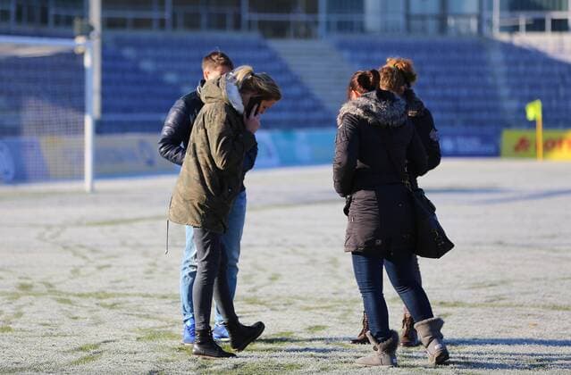 04.12.2016 xcex Deutschland, Frankfurt, Fussball, Frauenfussball DFB Pokal Achtelfinale Saison 2016 2017 1. FFC Frankfurt gegen SGS Essen Platzbegehung vor dem Spiel, Entscheidung Spielbeginn vertagt, Schneefall, Frost, Spielabsage Schiedsrichterinnen begehen den Platz, prüfen Bespielbarkeit