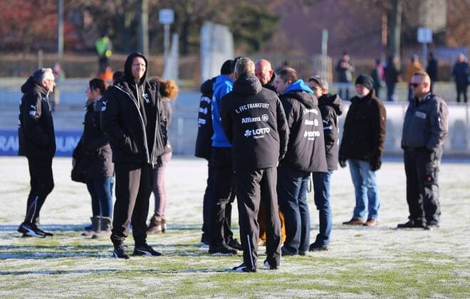04.12.2016 xcex Deutschland, Frankfurt, Fussball, Frauenfussball DFB Pokal Achtelfinale Saison 2016 2017 1. FFC Frankfurt gegen SGS Essen Platzbegehung vor dem Spiel, Entscheidung Spielbeginn vertagt, Schneefall, Frost, Spielabsage Offizielle vom FFC Frankfurt beraten sich