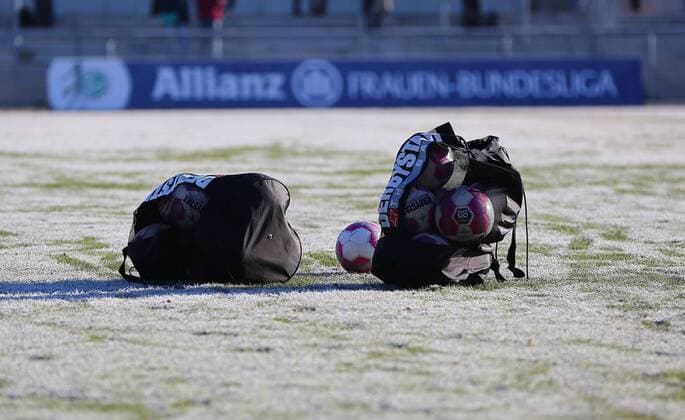 04.12.2016 xcex Deutschland, Frankfurt, Fussball, Frauenfussball DFB Pokal Achtelfinale Saison 2016 2017 1. FFC Frankfurt gegen SGS Essen Platzbegehung vor dem Spiel, Entscheidung Spielbeginn vertagt, Schneefall, Frost, Spielabsage Spielball, Ballsack, Schnee, Frost, Eis