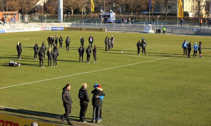 04.12.2016 xcex Deutschland, Frankfurt, Fussball, Frauenfussball DFB Pokal Achtelfinale Saison 2016 2017 1. FFC Frankfurt gegen SGS Essen Platzbegehung vor dem Spiel, Entscheidung Spielbeginn vertagt, Schneefall, Frost, Spielabsage alle Spieler und Funktionäre versammelt auf dem Spielfeld