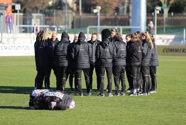 04.12.2016 xcex Deutschland, Frankfurt, Fussball, Frauenfussball DFB Pokal Achtelfinale Saison 2016 2017 1. FFC Frankfurt gegen SGS Essen Platzbegehung vor dem Spiel, Entscheidung Spielbeginn vertagt, Schneefall, Frost, Spielabsage alle Verantwortlichen der SGS Essen im Kreis