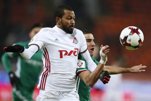 MOSCOW, RUSSIA - DECEMBER 4, 2016: Lokomotiv Moscow s Maicon (L) and Terek Grozny s Milad Mohammadi fight for the ball in their 2016 17 Russian Premier League Round 17 football match at Lokomotiv Stadium. Mikhail Japaridze TASS  TS039DD9