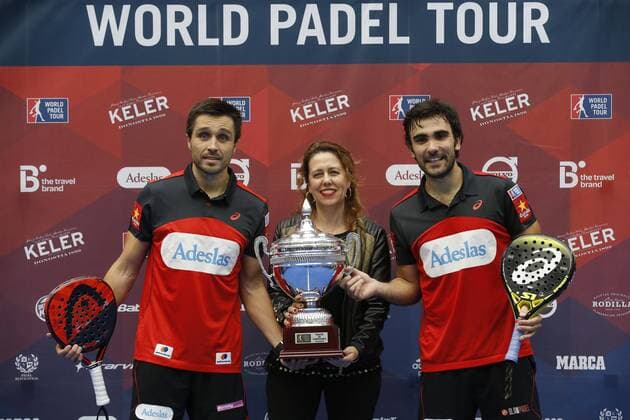 Paddle-Tennis, Turnier in San Sebastian Paddle tennis players Fernando Belasteguin (L) and his team-mate Pablo Lima (R) pose with the winners trophy after defeating Carlos Daniel Gutierrez and Francisco Navarro (not seen) during her men s final match within the Keler Euskadi Open international tournament at Illumbre bullring in San Sebastian, Basque country, northern Spain, 04 December 2016. Woman at center is unnidentified. The tournament counts towards the World Padel Tour. Keler Euskadi Open men s final match !ACHTUNG: NUR REDAKTIONELLE NUTZUNG!  20161204-636164603238921136