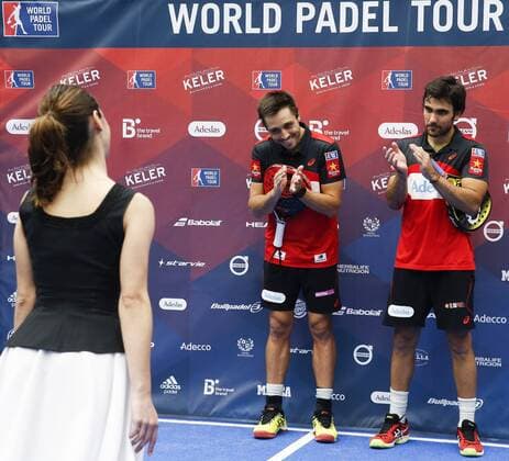 Paddle-Tennis, Turnier in San Sebastian Paddle tennis players Fernando Belasteguin (2nd-R) and his team-mate Pablo Lima (R) after defeating Carlos Daniel Gutierrez and Francisco Navarro (not seen) at their men s final match within the Keler Euskadi Open international tournament at Illumbre bullring in San Sebastian, Basque country, northern Spain, 04 December 2016. Woman at center is unnidentified. The tournament counts towards the World Padel Tour. Keler Euskadi Open men s final match !ACHTUNG: NUR REDAKTIONELLE NUTZUNG!  20161204-636164603327521752