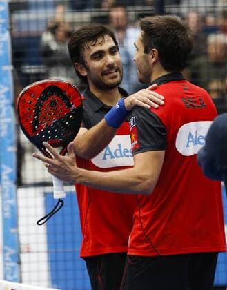 Paddle-Tennis, Turnier in San Sebastian Paddle tennis players Fernando Belasteguin (R) and his team-mate Pablo Lima (L) after defeating Carlos Daniel Gutierrez and Francisco Navarro (not seen) at their men s final match within the Keler Euskadi Open international tournament at Illumbre bullring in San Sebastian, Basque country, northern Spain, 04 December 2016. The tournament counts towards the World Padel Tour. Keler Euskadi Open men s final match !ACHTUNG: NUR REDAKTIONELLE NUTZUNG!  20161204-636164606518199352