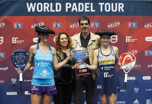 Paddle-Tennis, Turnier in San Sebastian Paddle tennis players Marta Marrero (L) and Alejandra Salazar (R) celebrate on the podium along with San Sebastian s city mayor Eneko Goia (2nd-R) their victory against Maria Jose S. Alayeto and Maria Pilar S. Alayeto (not seen) at the women s final match within the Keler Euskadi Open international tournament at Illumbre bullring in San Sebastian, Basque country, northern Spain, 04 December 2016. Woman at 2nd-L is unnidentified. The tournament counts towards the World Padel Tour. Keler Euskadi Open women s final match !ACHTUNG: NUR REDAKTIONELLE NUTZUNG!  20161204-636164614993340684