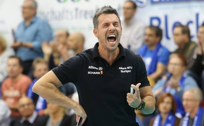 Stuttgart , Volleyball Bundesliga Allianz MTV Stuttgart vs. Dresdner SC , Trainer Guillermo Hernandez ( Allianz )