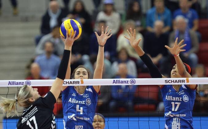 Stuttgart , Volleyball Bundesliga Allianz MTV Stuttgart vs. Dresdner SC , von links: Gina Mancuso ( Dresden ) Valerie Nichol Nia Grant ( Allianz )
