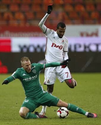 MOSCOW, RUSSIA - DECEMBER 4, 2016: Terek Grozny s Bekim Balaj (L) and Lokomotiv Moscow s Maicon fight for the ball in their 2016 17 Russian Premier League Round 17 football match at Lokomotiv Stadium. Mikhail Japaridze TASS  TS039E0B