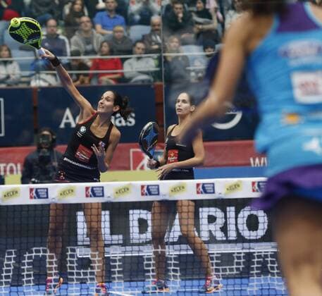 Paddle-Tennis, Turnier in San Sebastian Paddle tennis players Maria Jose S. Alayeto (R-rear) and her team-mate Maria Pilar S. Alayeto (L-rear) play against Alejandra Salazar and Marta Marrero during their final match within the Keler Euskadi Open international tournament at Illumbre bullring in San Sebastian, Basque country, northern Spain, 04 December 2016. The tournament counts towards the World Padel Tour. Keler Euskadi Open women s final match !ACHTUNG: NUR REDAKTIONELLE NUTZUNG!  20161204-636164616943665186