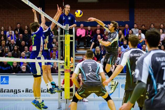 04.12.2016, Friedrich-Albert-Lange-Sporthalle, Solingen Volleyball, Bundesliga Männer Maenner, Normalrunde, Solingen Volleys vs. SWD powervolleys Düren Dueren Block Doppelblock Dirk Pietzonka ( 13 Solingen), Christian Gosmann ( 6 Solingen) - Angriff Rudy Verhoeff ( 2 Dueren)