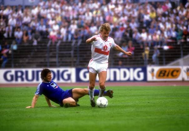 Fritz Walter (VfB Stuttgart, re.) gegen Mathias Schipper (FC Schalke 04)