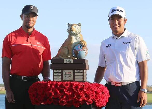Bilder des Tages - SPORT Golf: Matsuyama wins Hero World Challenge Hideki Matsuyama (R) of Japan and American Tiger Woods pose for photos at Albany Golf Club in the Bahamas on Dec. 4, 2016, after completing the final round of the Hero World Challenge. Matsuyama won the tournament while Woods, the host of the annual event fought by the world top-rankers, finished at 15th. 